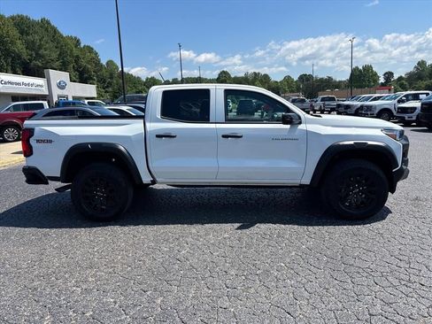 Used 2024 Chevrolet Colorado Trail Boss w/ Technology Package AWD/4WD image 9
