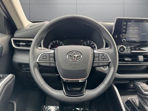 Used 2021 Toyota Highlander XLE AWD/4WD image 13