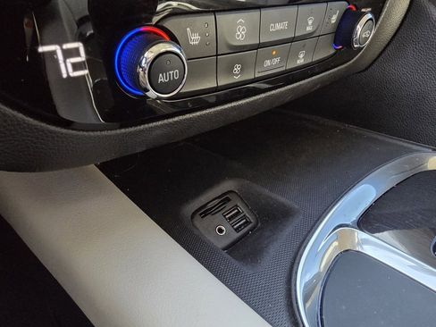 Used 2021 Buick Enclave Essence image 19