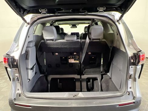 Certified 2024 Toyota Sienna XLE FWD image 23