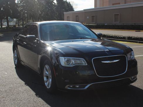 Used 2016 Chrysler 300 Limited w/ Driver Convenience Group image 8