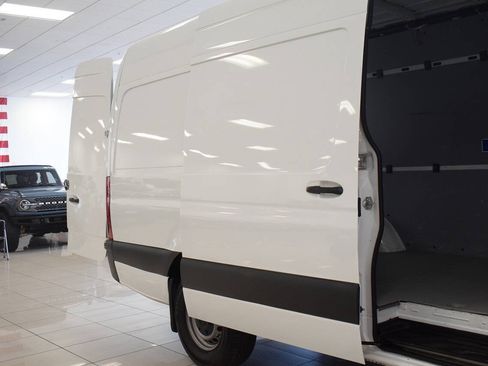 Used 2019 Mercedes-Benz Sprinter 2500 image 19