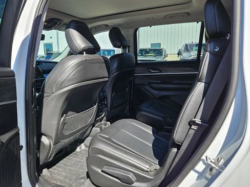 Used 2023 Jeep Grand Cherokee L Limited w/ Luxury Tech Group II AWD/4WD image 17