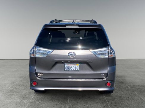 Used 2020 Toyota Sienna SE image 4