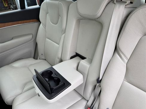Used 2021 Volvo XC90 T6 Momentum w/ Climate Package image 16