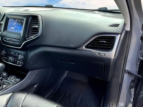 Used 2019 Jeep Cherokee Latitude Plus w/ Cold Weather Group image 18