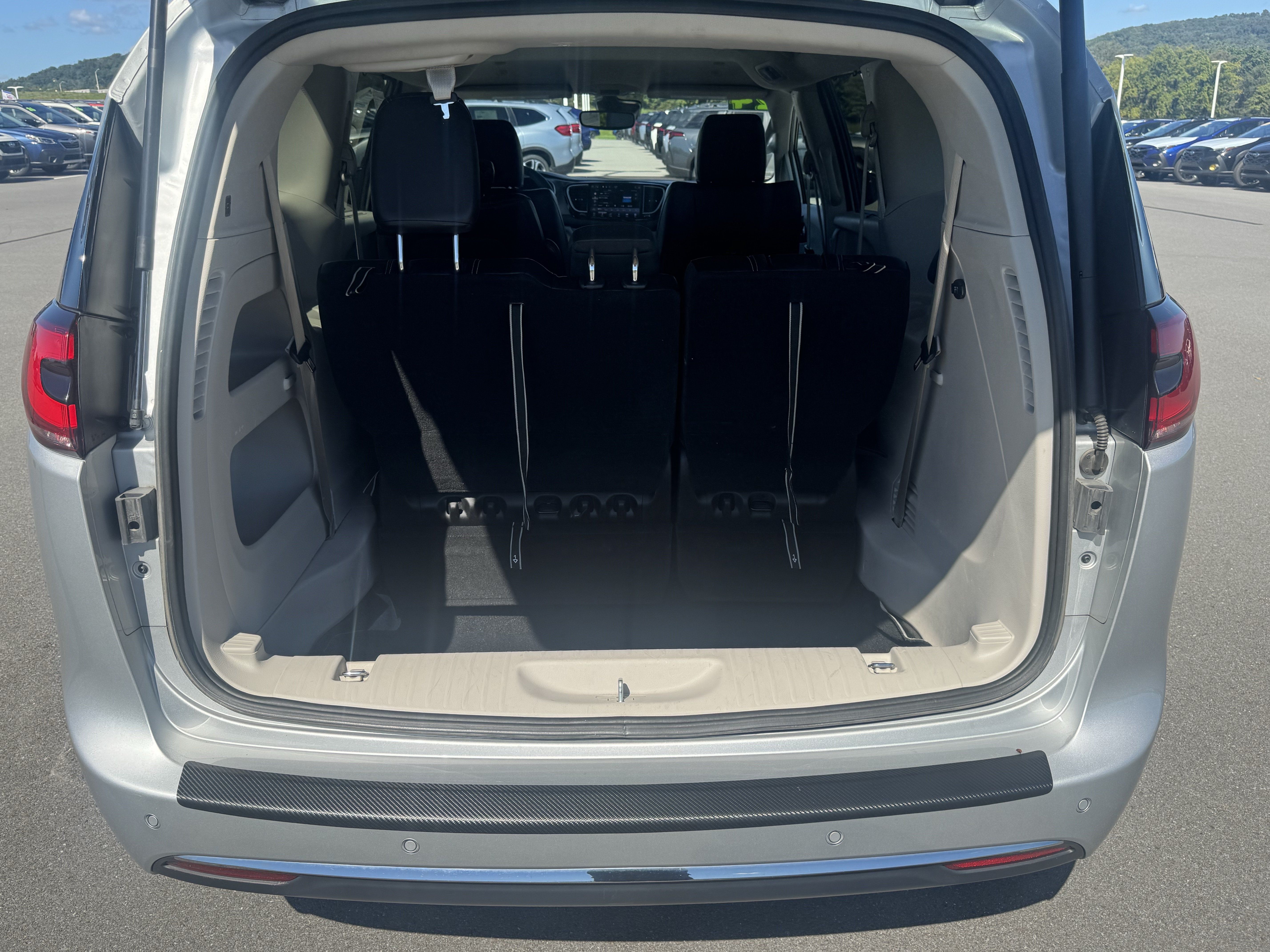 Used 2024 Chrysler Pacifica Touring-L FWD image 5
