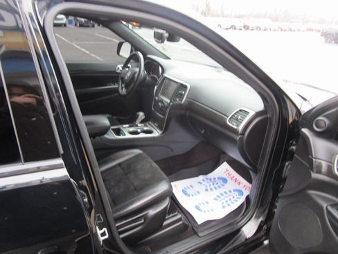 Used 2017 Jeep Grand Cherokee Altitude image 24