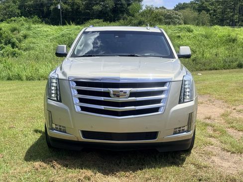 Used 2017 Cadillac Escalade Premium Luxury AWD/4WD image 8