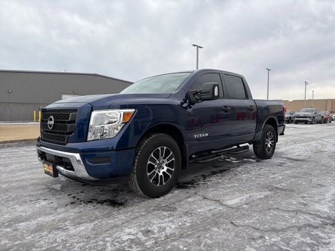 Used 2024 Nissan Titan SV w/ SV Convenience Package image 3