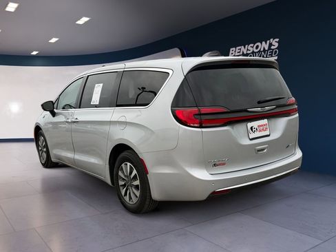 Used 2024 Chrysler Pacifica Limited FWD image 3