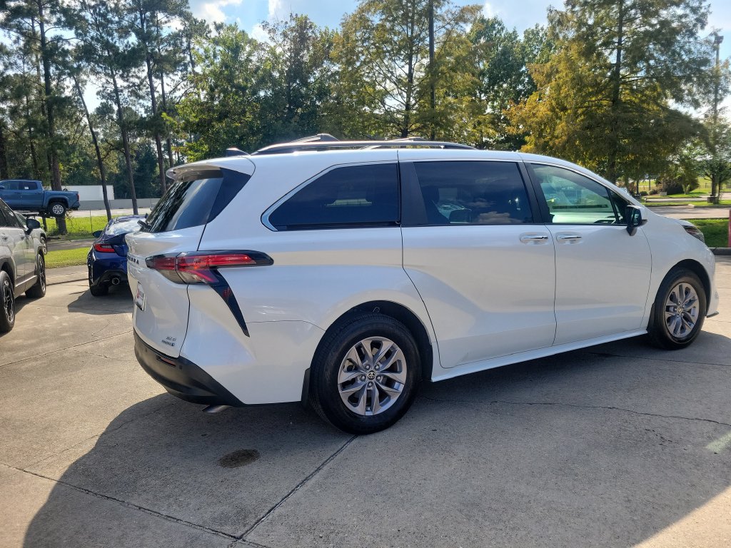 Certified 2022 Toyota Sienna XLE FWD image 7