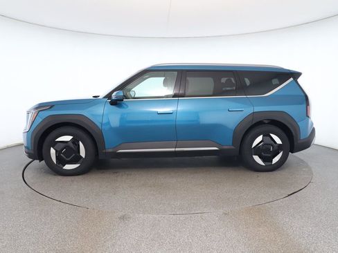 Used 2024 Kia EV9 Wind image 2