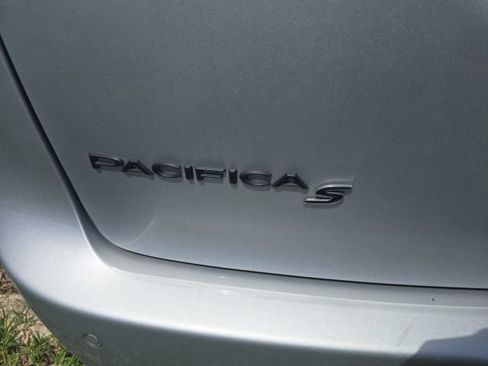 Used 2023 Chrysler Pacifica Touring-L w/ S Appearance Package FWD image 6