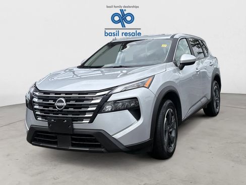 Used 2025 Nissan Rogue SV image 2