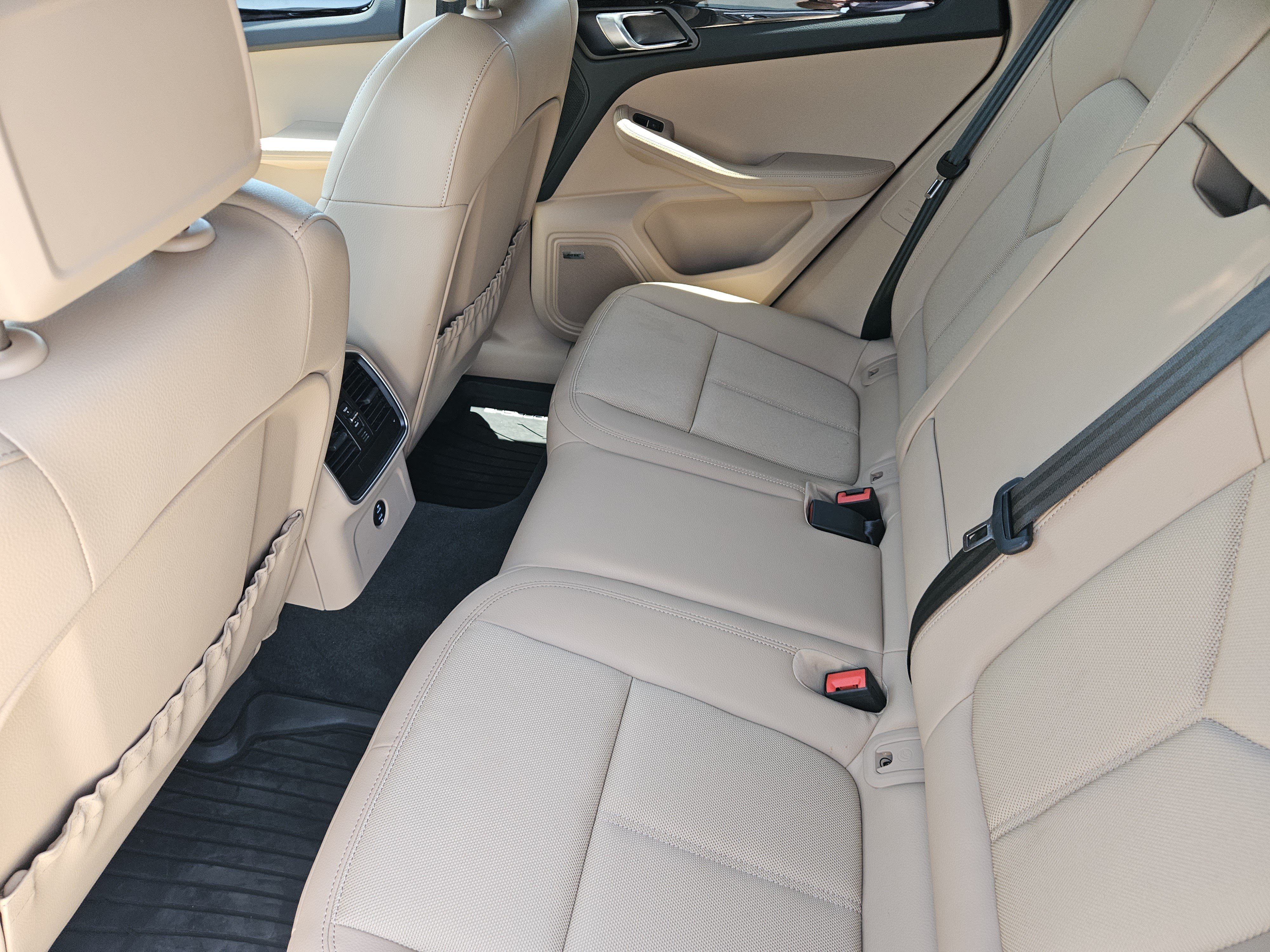 Certified 2026 Porsche Macan AWD/4WD image 29
