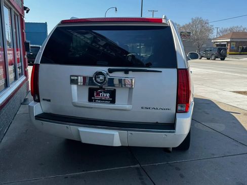 Used 2011 Cadillac Escalade ESV Luxury AWD/4WD image 6