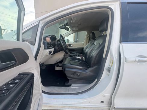Used 2018 Chrysler Pacifica Touring-L FWD image 11