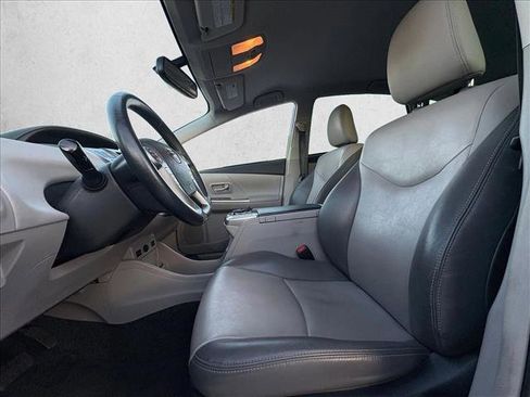 Used 2017 Toyota Prius V Four w/ Carpet Mat Package image 15