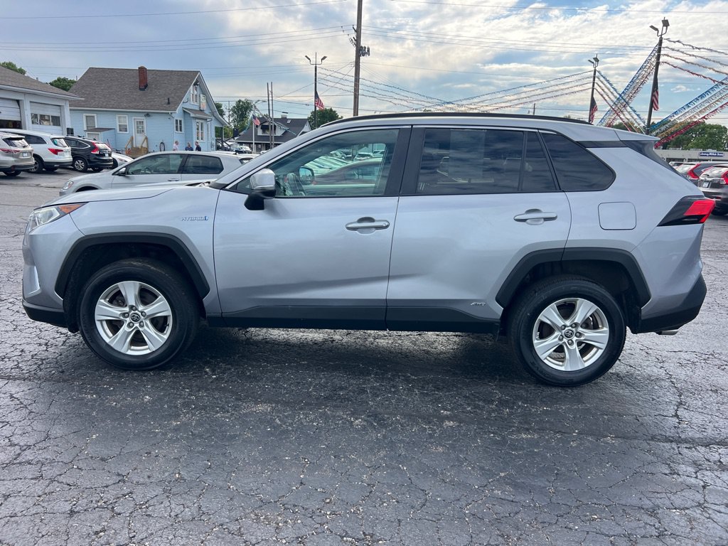 Used 2021 Toyota RAV4 XLE AWD/4WD image 4