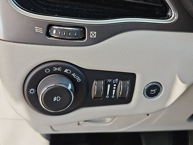 Used 2022 Jeep Cherokee Limited AWD/4WD image 26