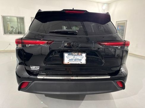 Used 2024 Toyota Highlander XLE FWD image 7