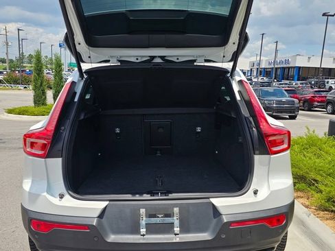 Used 2023 Volvo XC40 B4 Ultimate FWD image 9