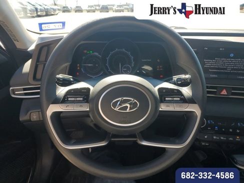 Used 2023 Hyundai Elantra Blue image 15
