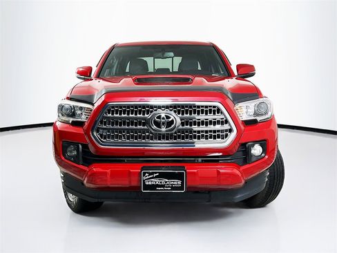 Used 2017 Toyota Tacoma TRD Sport image 5