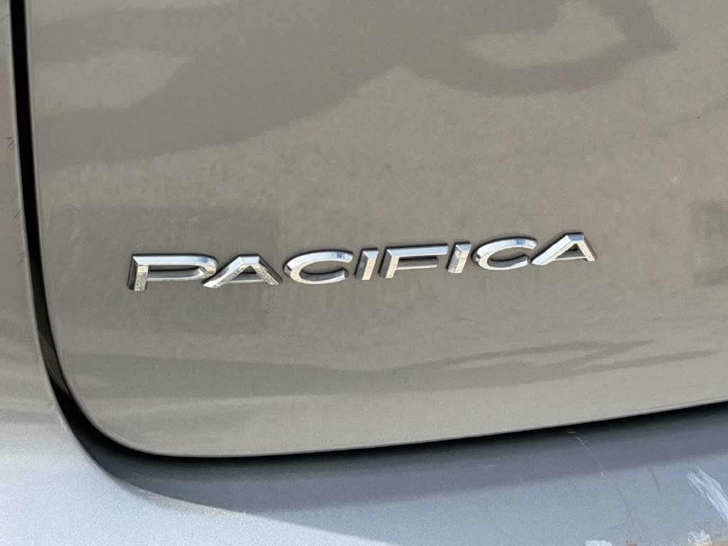 Used 2020 Chrysler Pacifica Touring-L w/ Tire & Wheel Group FWD image 14