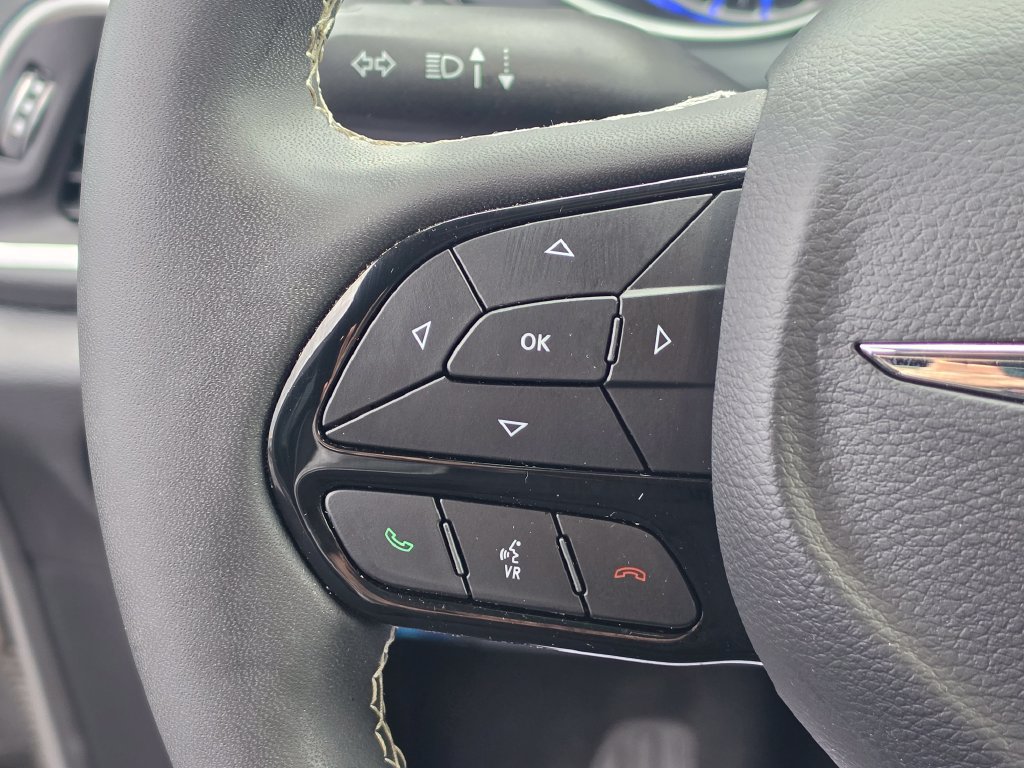 Used 2025 Chrysler Pacifica Limited AWD/4WD image 17