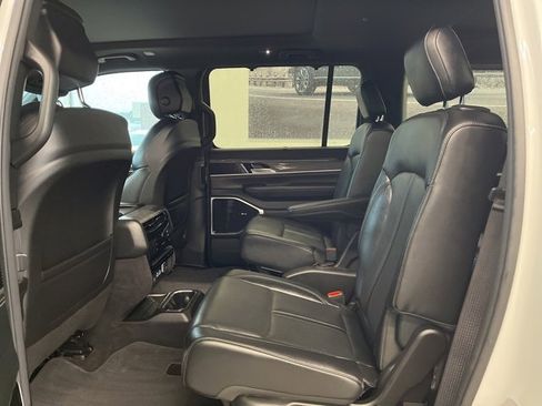 Used 2022 Jeep Wagoneer Series III w/ Premium Group I image 12