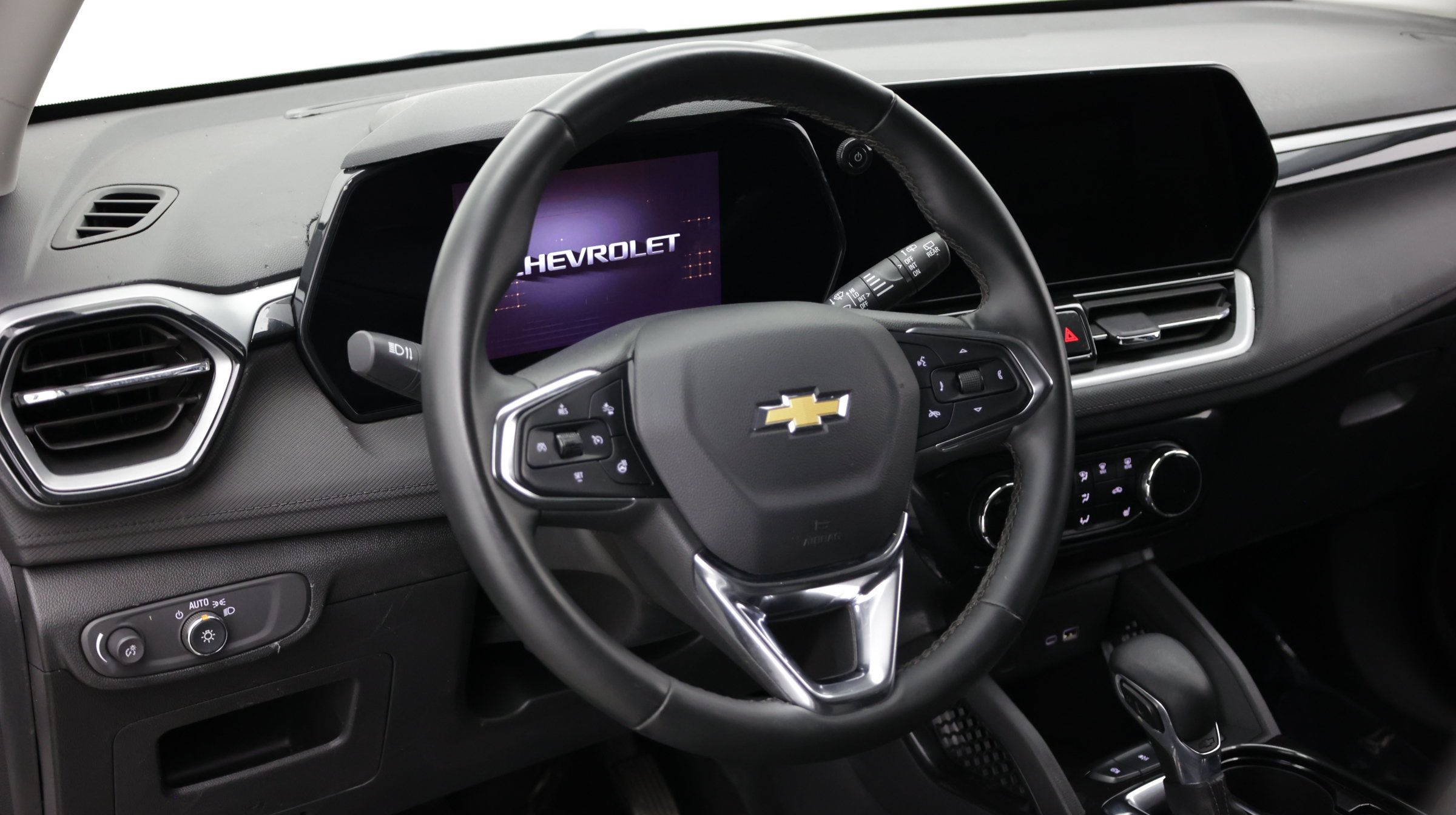 Used 2024 Chevrolet TrailBlazer LT w/ LT Cold Weather Package FWD image 12