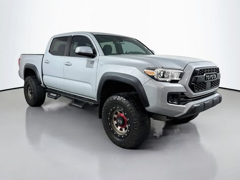 Used 2019 Toyota Tacoma TRD Off-Road AWD/4WD image 4