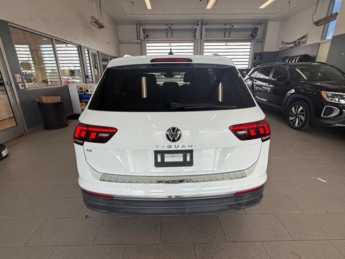 Used 2022 Volkswagen Tiguan SE w/ Panoramic Sunroof Package FWD image 4