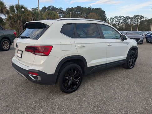 Used 2024 Volkswagen Taos SE image 4