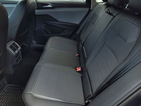 Used 2022 Volkswagen Taos SE image 12