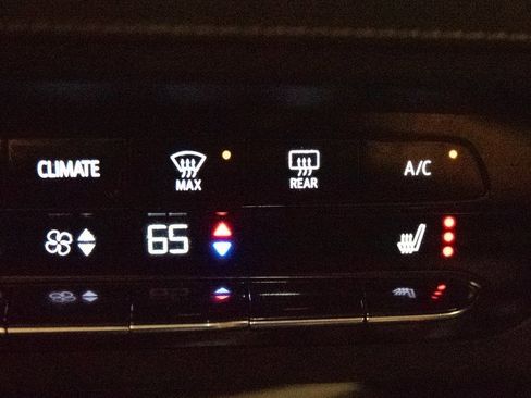 Used 2023 Buick Envision Preferred image 22