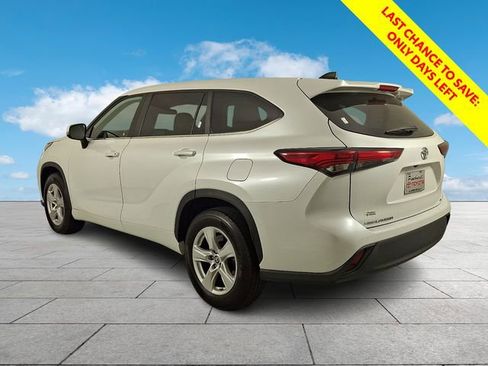 Used 2023 Toyota Highlander LE FWD image 5