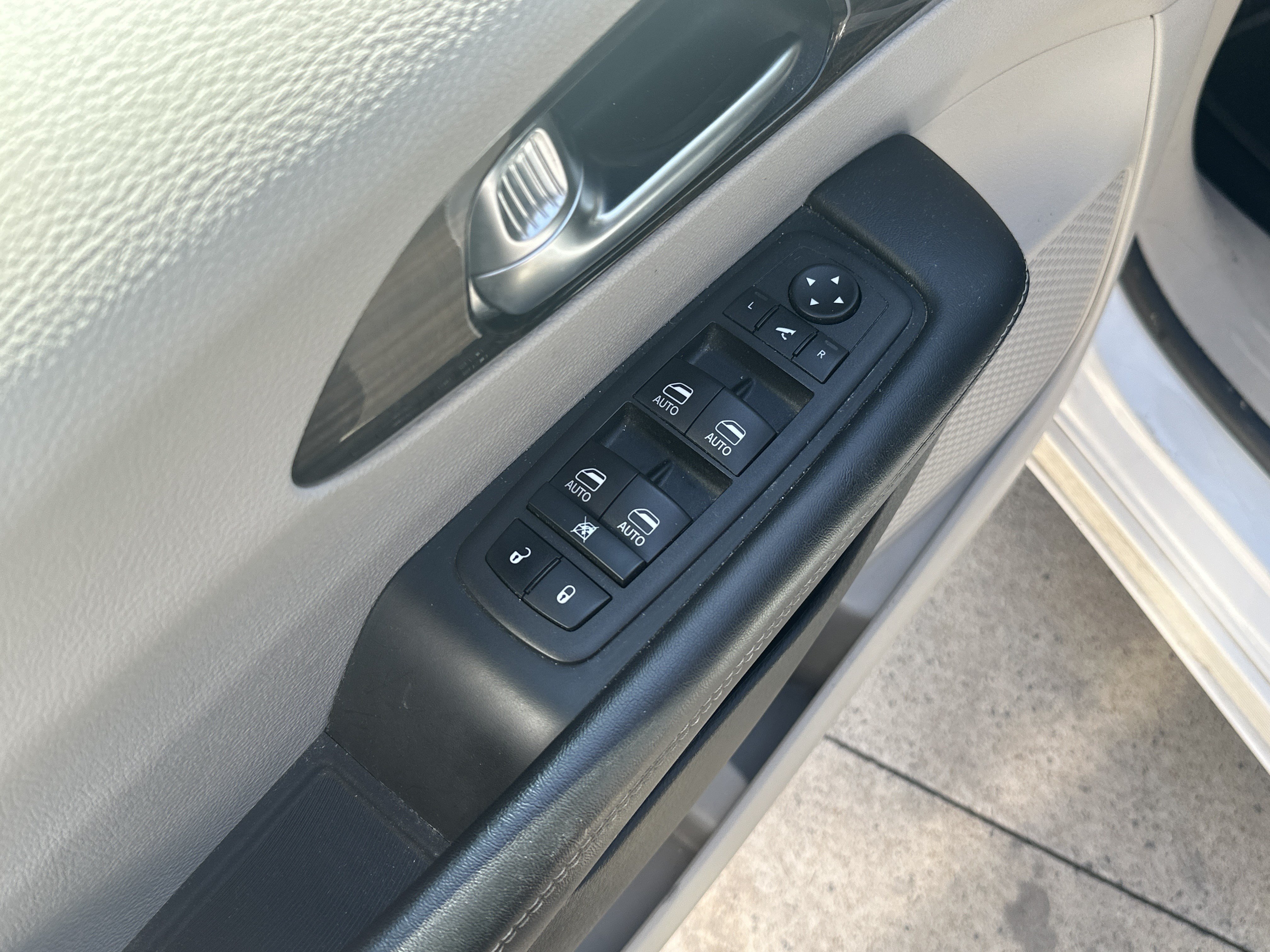 Used 2023 Chrysler Pacifica Limited FWD image 13