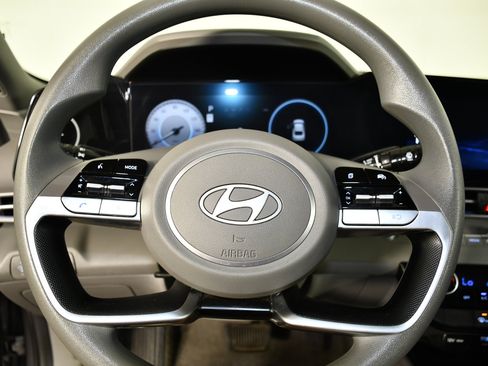 Used 2024 Hyundai Elantra SEL FWD image 19