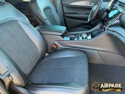 New 2025 Jeep Grand Cherokee L Altitude image 12