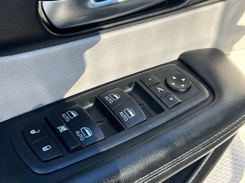 Used 2020 Chrysler Pacifica Limited FWD image 31