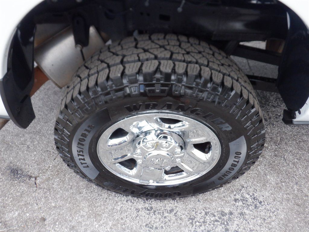 Used 2024 RAM 2500 Tradesman w/ Chrome Appearance Group AWD/4WD image 9
