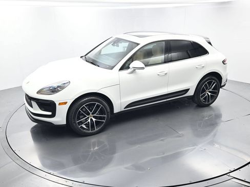 Certified 2025 Porsche Macan AWD/4WD image 34