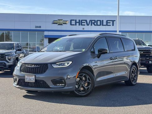 Used 2025 Chrysler Pacifica Premium image 1