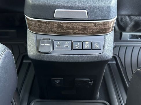 Used 2025 Toyota Sienna Platinum image 20