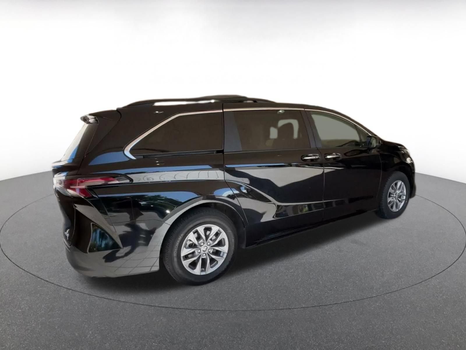 Used 2025 Toyota Sienna XLE FWD image 13
