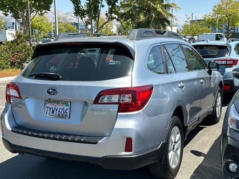 Used 2017 Subaru Outback 2.5i AWD/4WD image 4