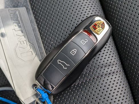 Certified 2025 Porsche Macan Turbo AWD/4WD image 39